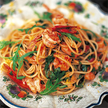 Спагетти с креветками и руколой