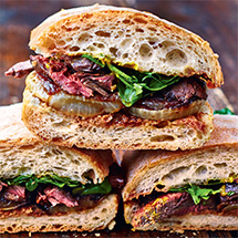 Первоклассный сендвич со стейком и луком